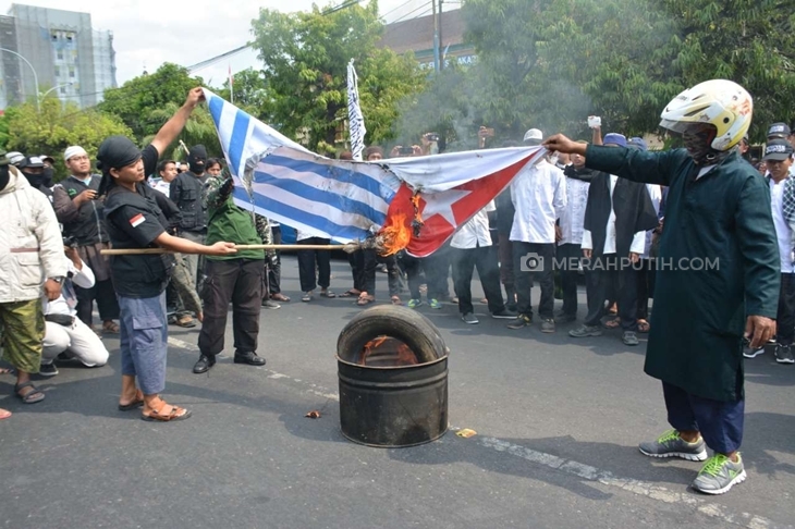 Massa DSKS menggelar aksi unjuk rasa di Polresta Surakarta Jalan Adi Sucipto, Solo Jawa Tengah, Jumat (4/10). (MP/Ismail)