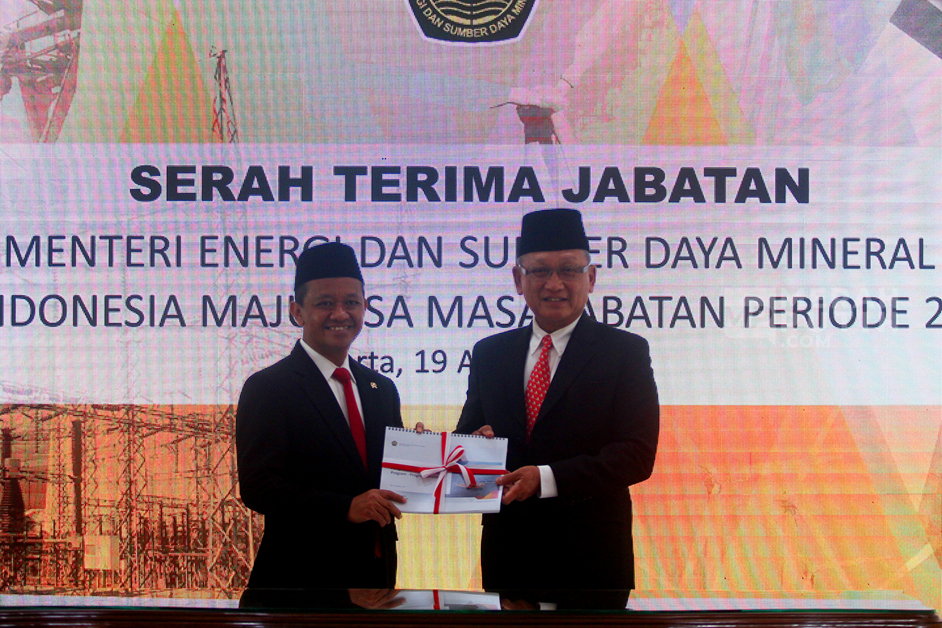 Prosesi Serah Terima Jabatan Menteri ESDM dari Arifin Tasrif ke Bahlil Lahadalia