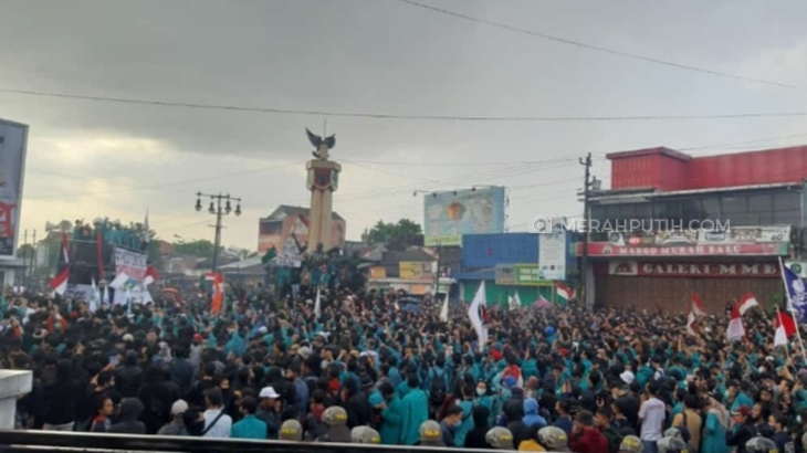 Truk Satpol PP dibakar massa dalam aksi Solo Raya Menggugat menolak RUU Cipta Kerja di Kecamatan Kartatasura, Sukoharjo. (MP/Ismail)