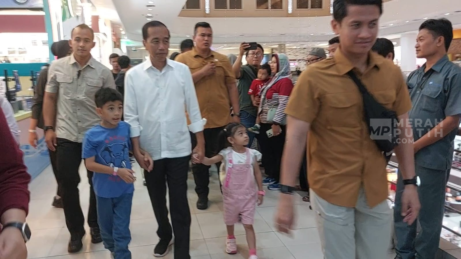 Jokowi ke Mal Temani Cucu Main, Pertama Kali Sejak Pensiun Jadi Presiden
