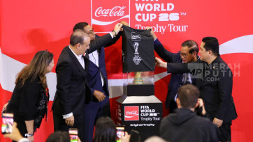 Melihat Kilau Emas Trofi Piala Dunia FIFA World Cup 2026 Mejeng di Jakarta