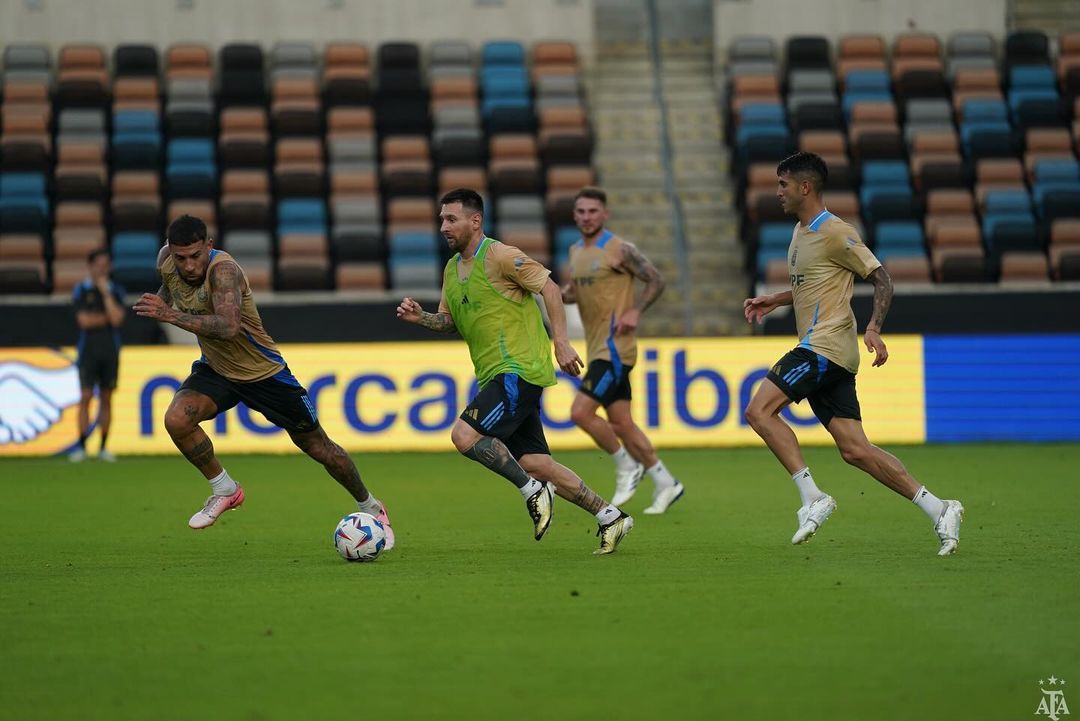 Lionel Messi saat menjalani sesi latihan bersama timnas Argentina