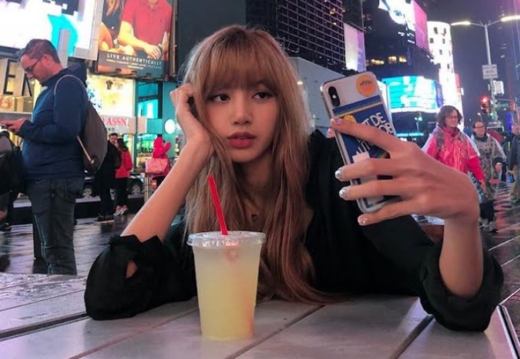 Lisa dan personel BP lain juga pernah berfoto dengan iPhone namun tidak ada yang berkomentar jahat. (Foto: Instagram/@lalalalisa_m)