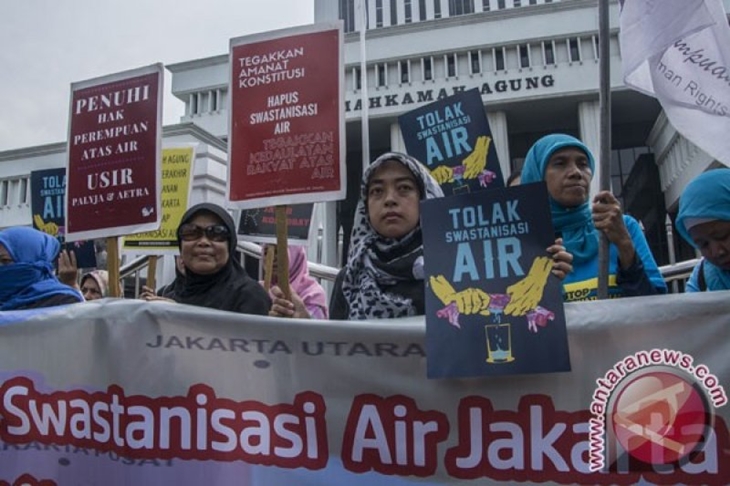 Pengunjuk rasa yang tergabung dalam Koalisi Masyarakat Menolak Swastanisasi Air Jakarta (KMMSAJ) melakukan aksi unjuk rasa di depan Gedung Mahkamah Agung, Jakarta, Jumat (3/6/2016). Mereka menolak swastanisasi air di Jakarta karena dikhawatirkan rakyat semakin sulit untuk mengakses air bersih. (ANTARA FOTO/Aprillio Akbar/ama/16)