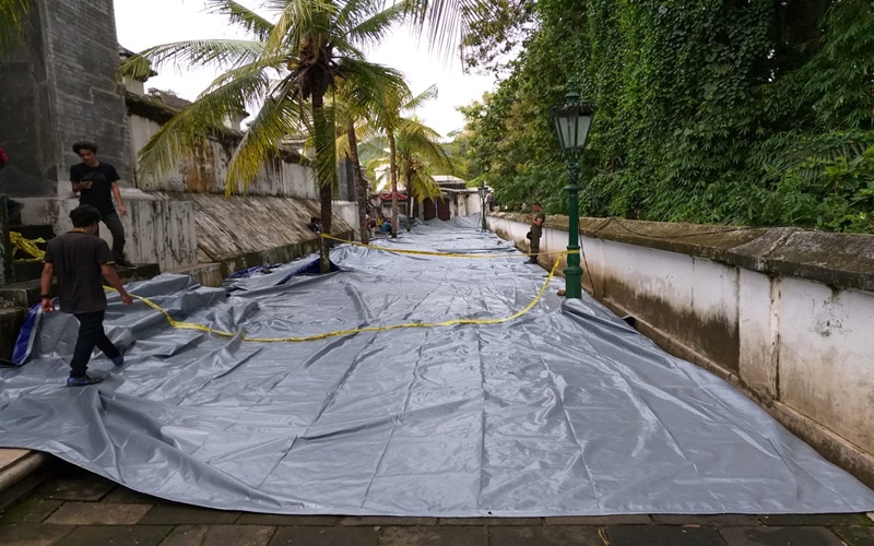 Pemasangan terpal di area Makam Sri Sultan HB IX