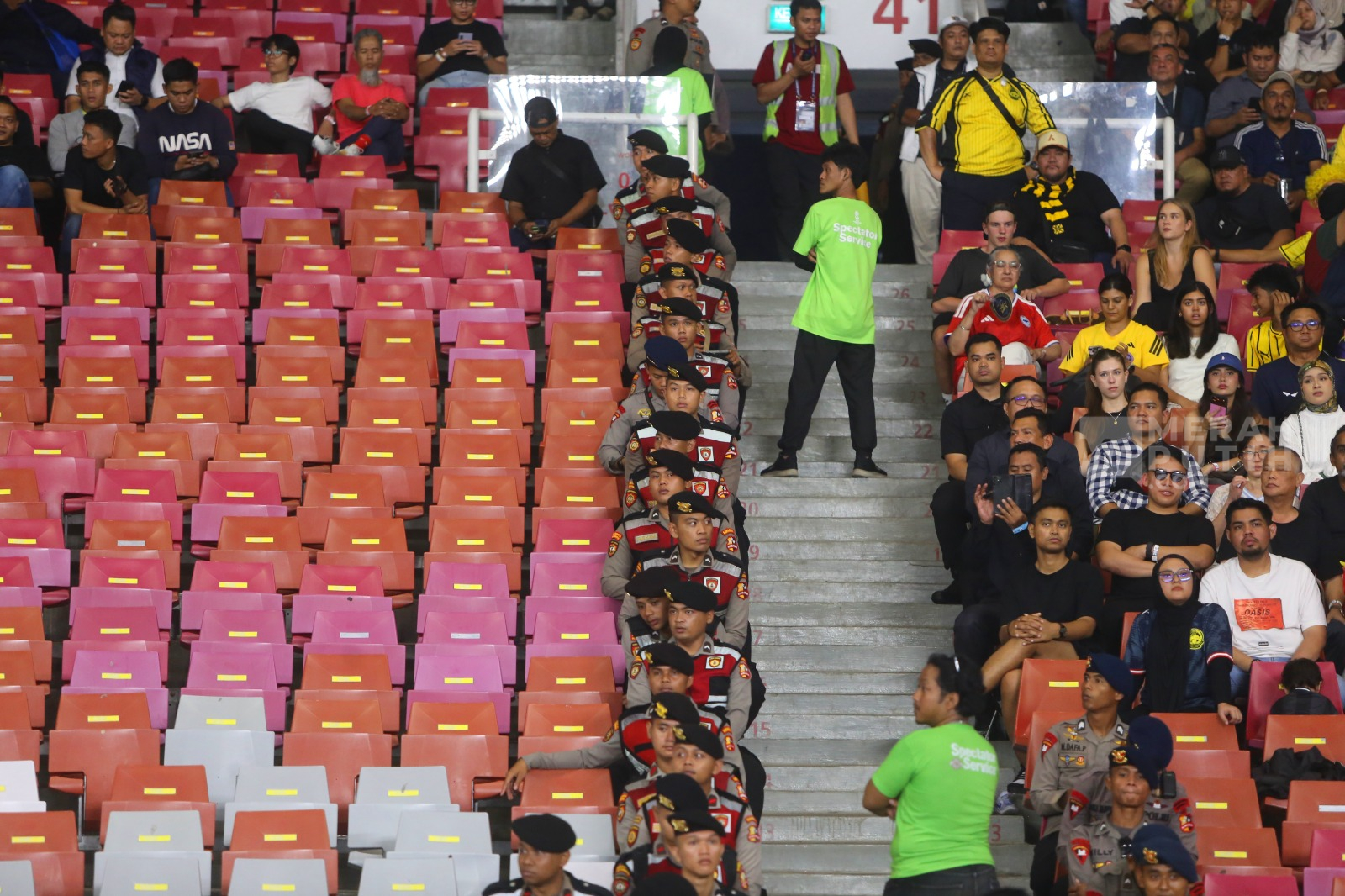 Suporter Malaysia Sempat 'Terjebak' di GBK Usai Timnas Indonesia vs Malaysia, Ternyata Ini Sebabnya