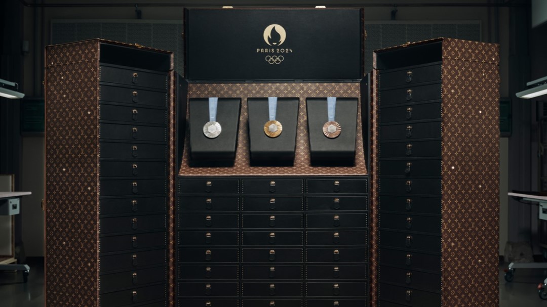 Louis Vuitton Ciptakan Koper Khusus untuk Obor dan Medali Olimpiade Paris 2024
