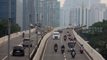 Aksi Pemotor Nekat Lewat JLNT Casablanca Terobos Kemacetan 