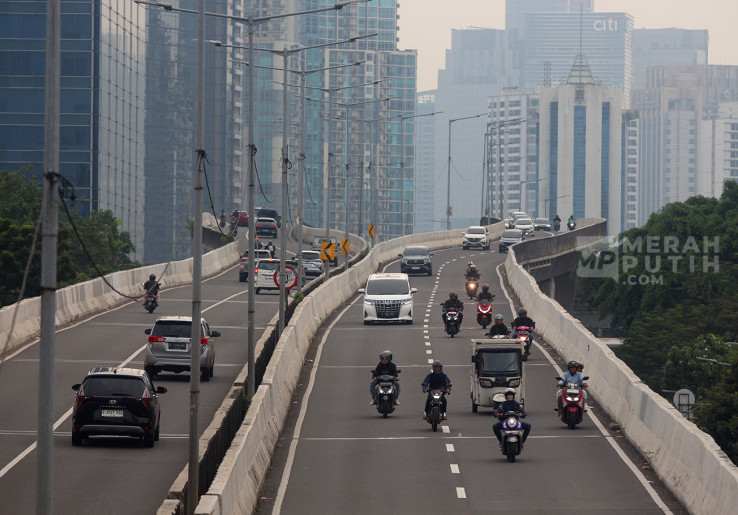 Aksi Pemotor Nekat Lewat JLNT Casablanca Terobos Kemacetan 