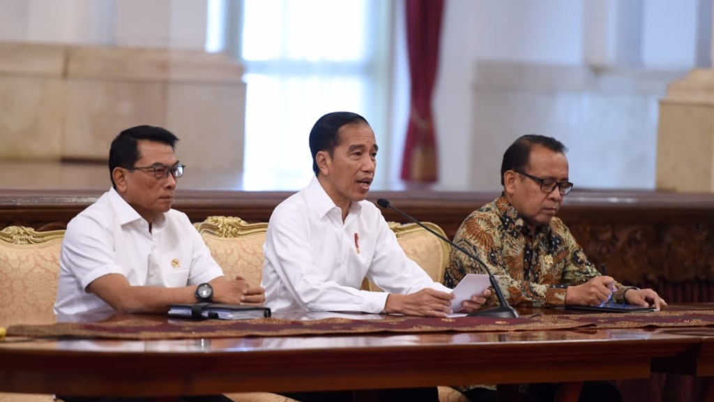 Presiden Jokowi didampingi Mensesneg dan Kepala Staf Kepresidenan menyampaikan keterangan pers terkait revisi UU KPK, di Istana Negara, Jakarta, Jumat (13/9) pagi. (Foto: BPMI Setpres)