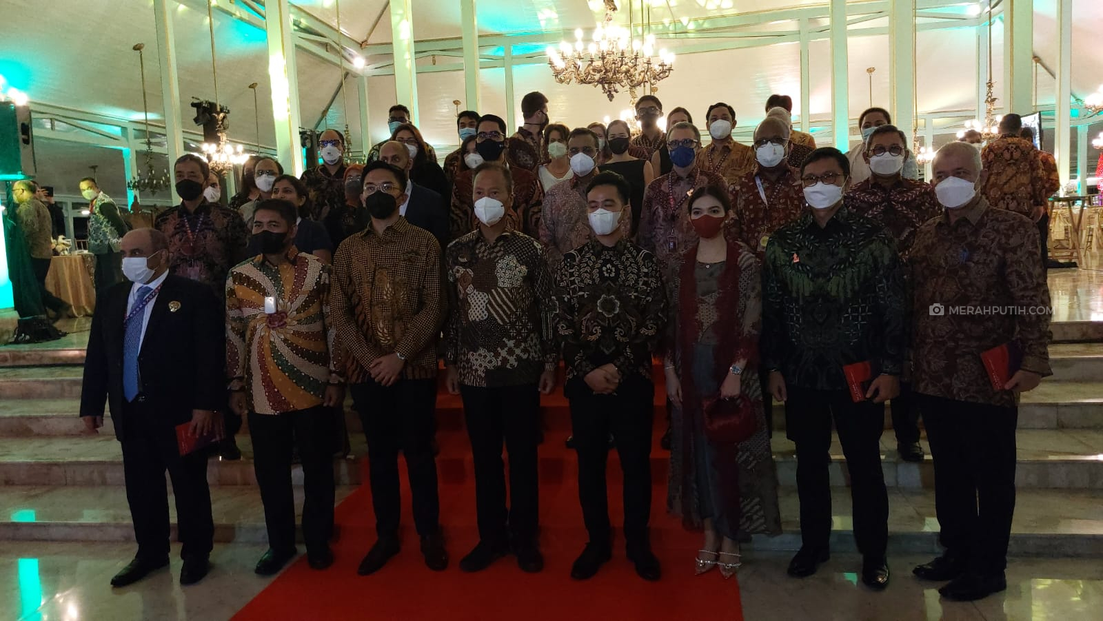 Delegasi G20 berfoto bersama sebagai penutup acara di Puro Mangkunegaran Jawa Tengah, Kamis (31/3). (MP/Ismail)