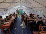 Bangunan Terancam Longsor, Murid Sekolah Khusus Ujian di Tenda Pengungsian