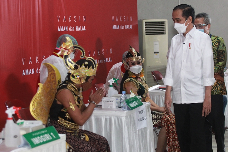 Presiden Jokowi meninjau pelaksanaan vaksinasi COVID-19 untuk para seniman di Padepokan Seni Bagong Kussudiarja, Bantul, DIY, Rabu (10/03). (Foto: MP/Kepatihan DIY)
