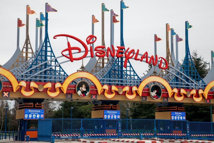 Disneyland mengalami penurunan keuntungan sebesar 91%. (Foto: Hypebeast) 