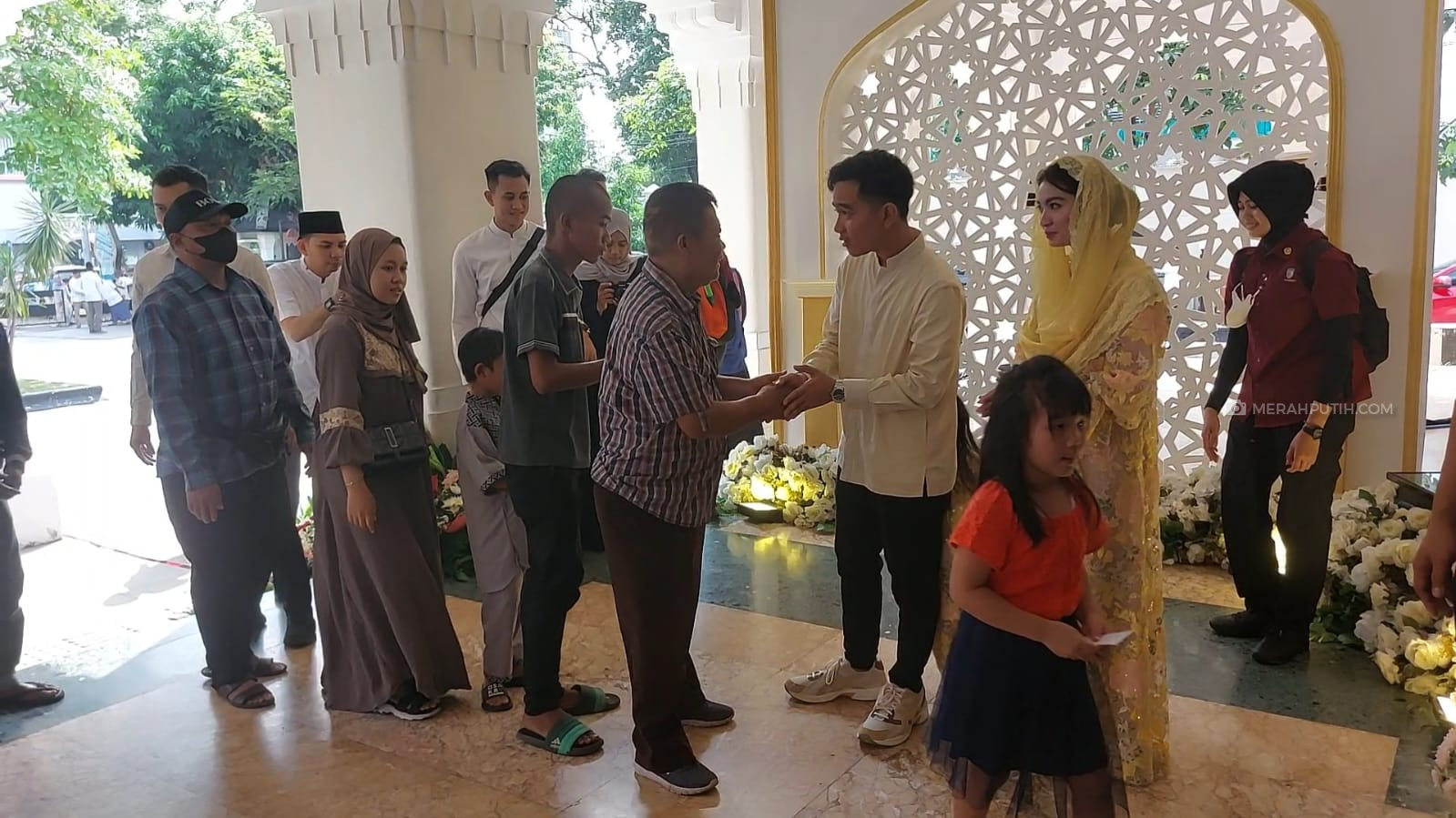  Gelar Open House Lebaran, Gibran Bagi-Bagi Fitrah per Anak Rp 50.000