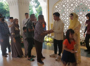  Gelar Open House Lebaran, Gibran Bagi-Bagi Fitrah per Anak Rp 50.000