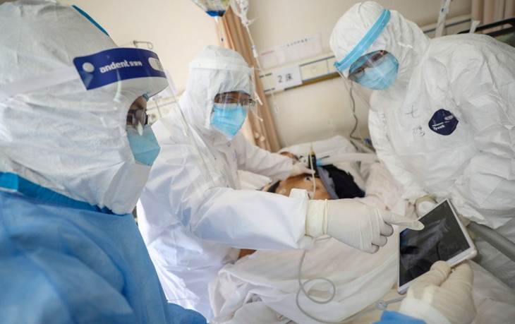 Para pekerja medis di RS Palang Merah Wuhan di Wuhan, pusat penyebaran wabah virus corona baru, di Provinsi Hubei, China, 16/2/2020. ANTARA/China Daily/ via REUTERS/tm
