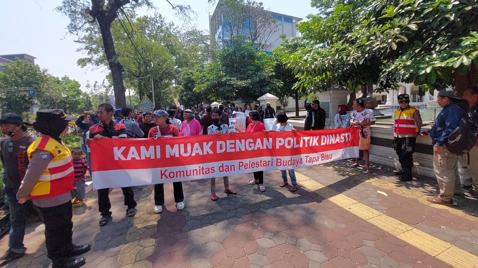 Tolak Dinasti Politik, Ratusan Warga Demo Rumdin Gibran Loji Gandrung