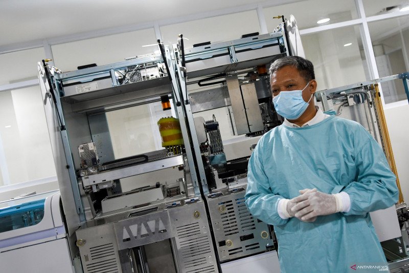 Seorang dokter menunjukkan alat tes swab virus Corona berupa Polymerase Chain Reaction diagnostic kit (PCR) di Laboratorium Rumah Sakit Pertamina Jaya, Cempaka Putih, Jakarta, Senin (6/4/2020). ANTARA FOTO/M Risyal Hidayat/wsj. (ANTARA FOTO/M RISYAL HIDAYAT)