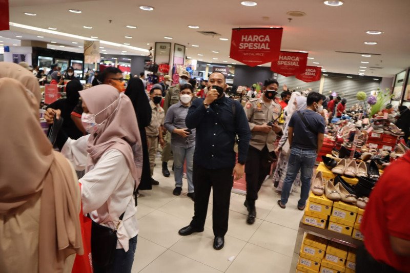 Belanja barang di mal. (Foto: Antara)