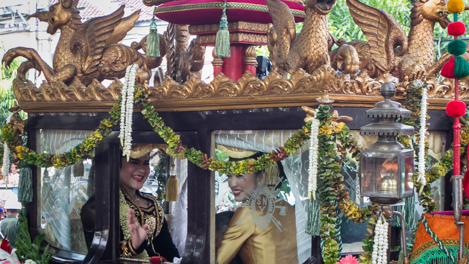 Putri Presiden Joko Widodo, Kahiyang Ayu melambaikan tangan saat naik kereta kencana menuju acara ijab qobul dan resepsi pernikahan di Graha Saba Buana, Solo, Jawa Tengah. ANTARA FOTO/Mohammad Ayudha