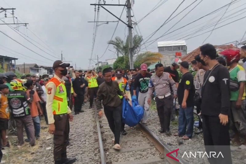 Ojol Tewas Tertabrak KRL di Kedoya, Motor Listrik Ringsek Terpental 500 Meter