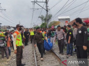 Ojol Tewas Tertabrak KRL di Kedoya, Motor Listrik Ringsek Terpental 500 Meter