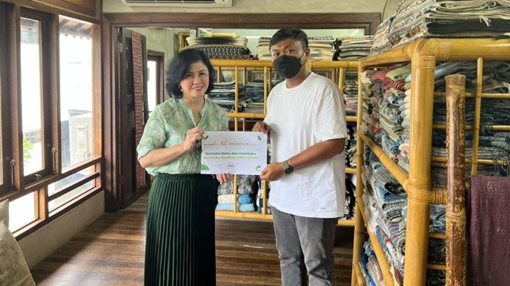 Bams eks Samsons dan Ibunda Bagikan Bantuan untuk UMKM di Bali