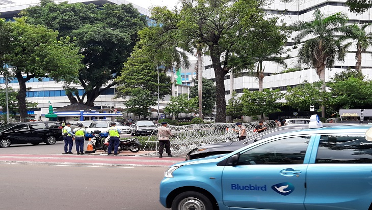 Jalan Medan Merdeka ditutup saat demo ojol. Foto: MP/Kanu