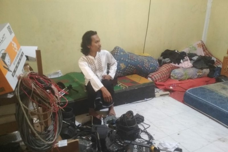 Susana kamar terduga teroris usai penggeledahan oleh Densus 88 di pembuatan lighting panggung tempat mereka bekerja, Senin (14/9/2019). (ANTARA/Dian Hadiyatna)