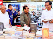 Hadir pada Acara HPN di Ambon, Jokowi Sempatkan Beli Buku di Mall
