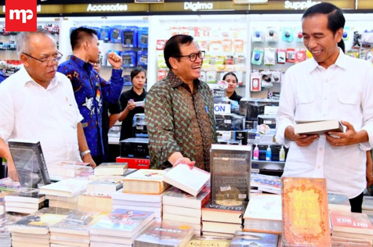 Hadir pada Acara HPN di Ambon, Jokowi Sempatkan Beli Buku di Mall