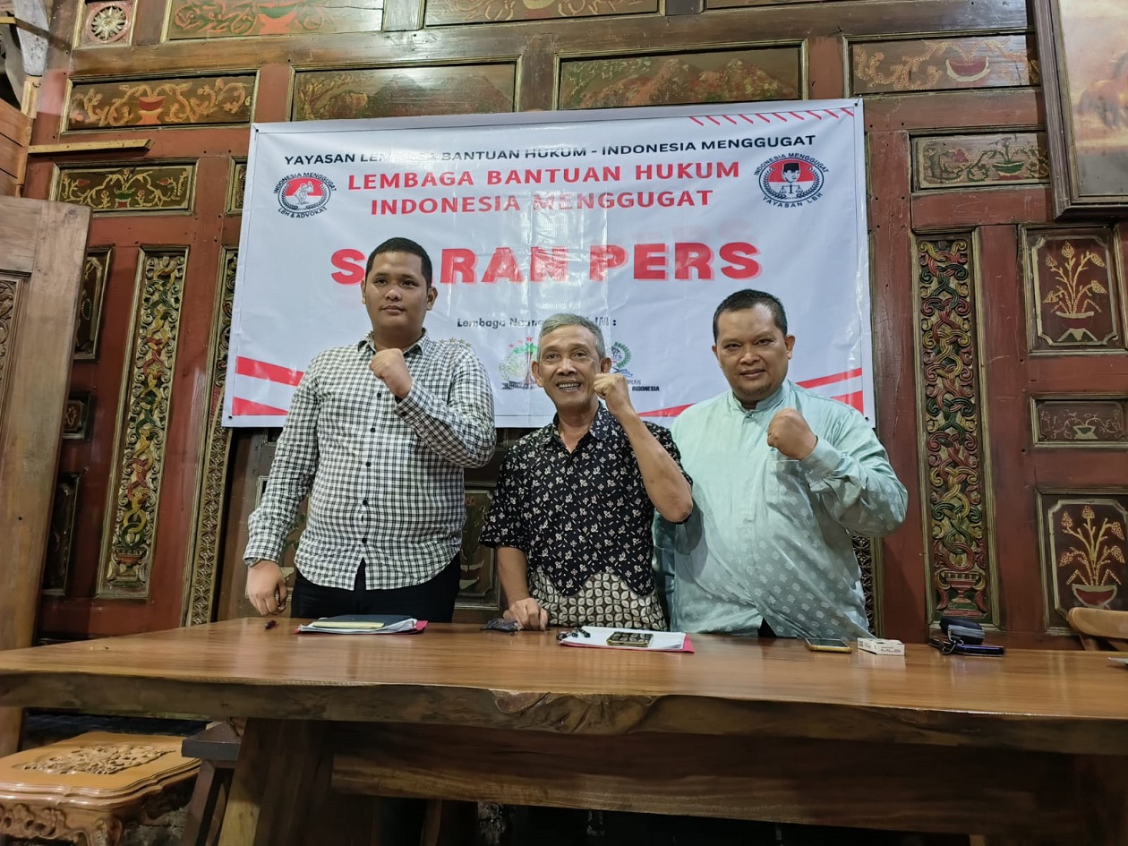 Yayasan Lembaga Bantuan Hukum Indonesia Menggugat gelar jumpa pers terkait kasus dugaan pelanggaran pembangunan di Karimunjawa, Jawa Tengah, Senin (17/2). Foto: MP/Ponco