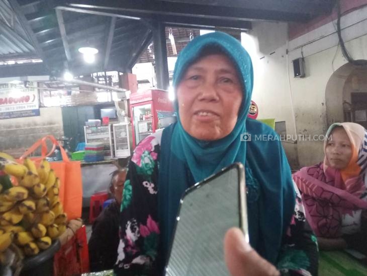   Pedagang buah Pasar Gede Solo Suharni (58) menunjukkan nasi kotak akikah La Lembah Manah, Kamis (28/11). (MP/Ismail)