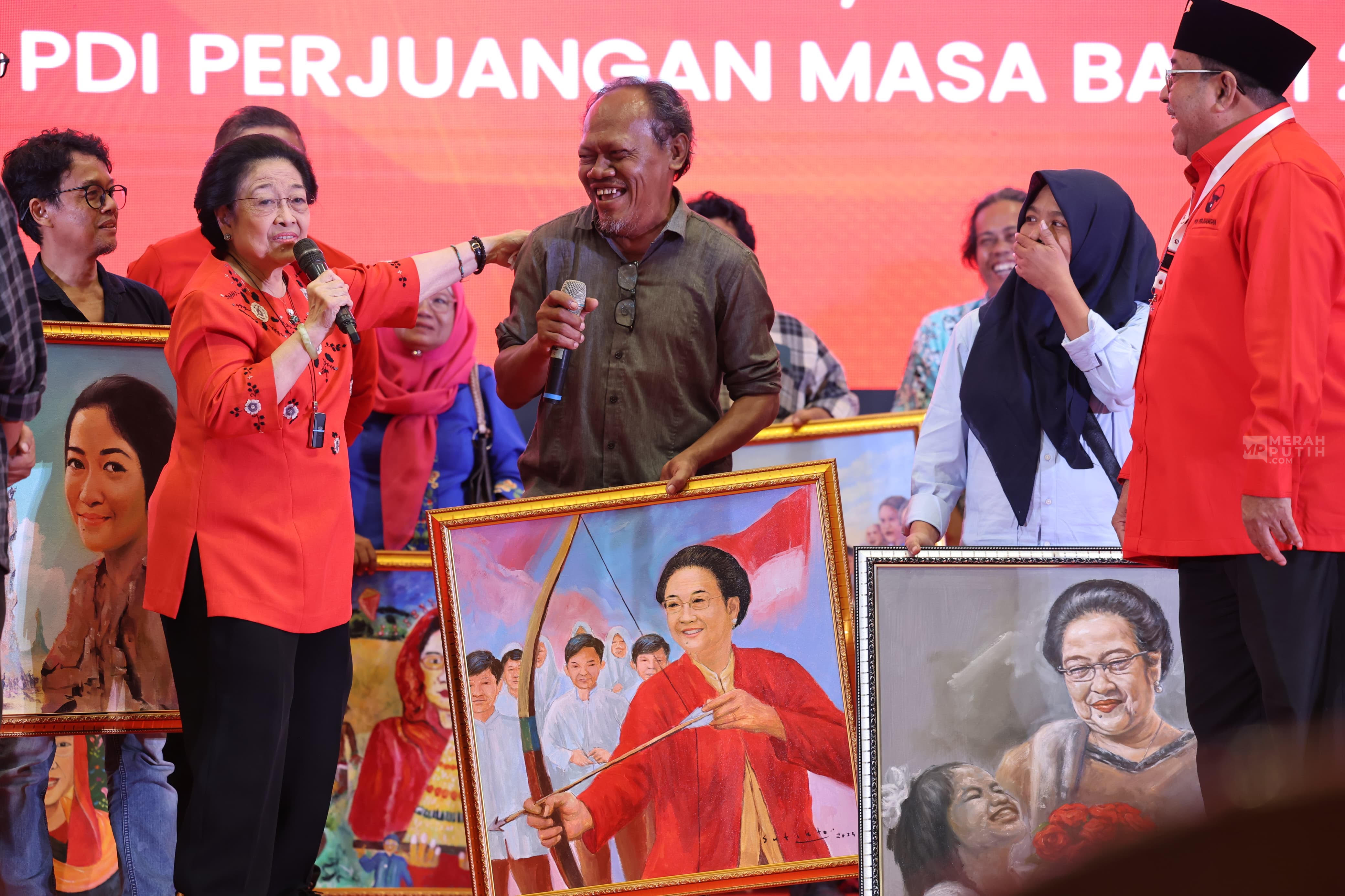 Megawati ke Pelukis Sosok Srikandi Sedang Memanah: Saya Disuruh Membidik Siapa?