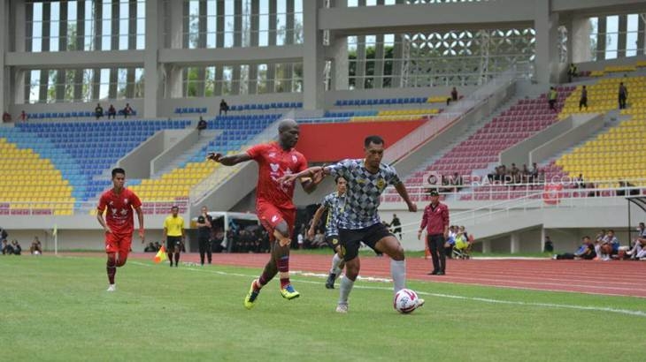 Pemain Persis Solo dan Semen Padang berebut bola di Stadion Manahan Solo, Jawa Tengah dengan skore akhir 2-0 untuk tuan rumah Persis, Kamis (5/3). (MP/Ismail)