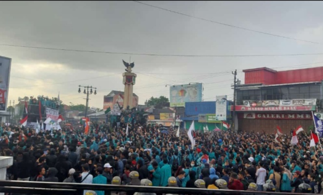  Aksi Solo Raya Mengugat menolak RUU Cipta Kerja di Tugu Kartasura, Kecamatan Kartasura, Kabupaten Sukoharjo, Jawa Tengah, Kamis (8/10). (MP/Ismail)