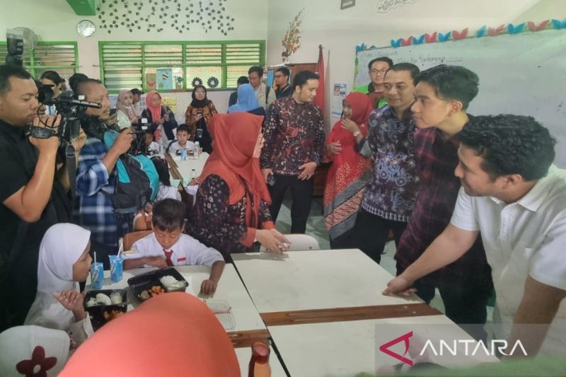 Ada Irisan Pentol pada Menu Makan Bergizi Gratis di Surabaya