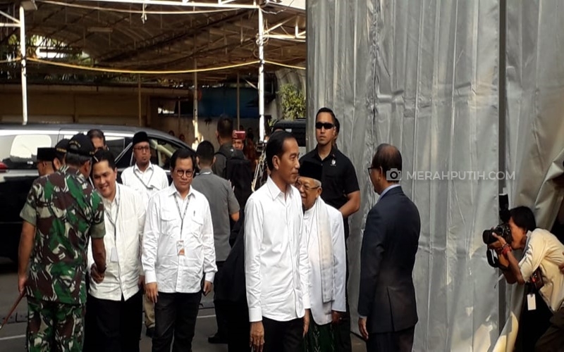   Berbusana Putih, Jokowi-Ma'ruf Hadiri Penetepan Presiden-Wapres Terpilih di KPU