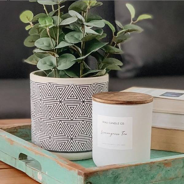 Pilih lilin aromaterapi dengan wangi yang menenangkan. (Foto Riau Candle Co/ Instagram)