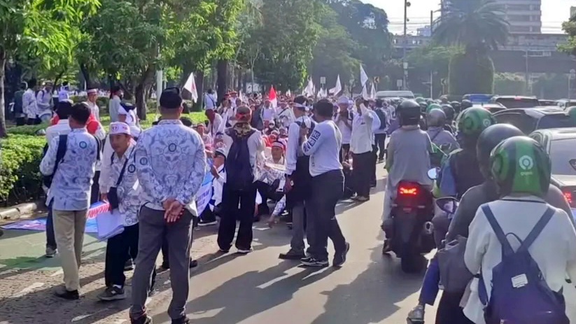 Ribuan Guru Honorer Madrasah Swasta Demo di Monas, Tuntut Kesetaraan Pengangkatan PPPK