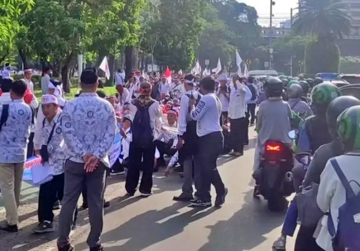 Ribuan Guru Honorer Madrasah Swasta Demo di Monas, Tuntut Kesetaraan Pengangkatan PPPK