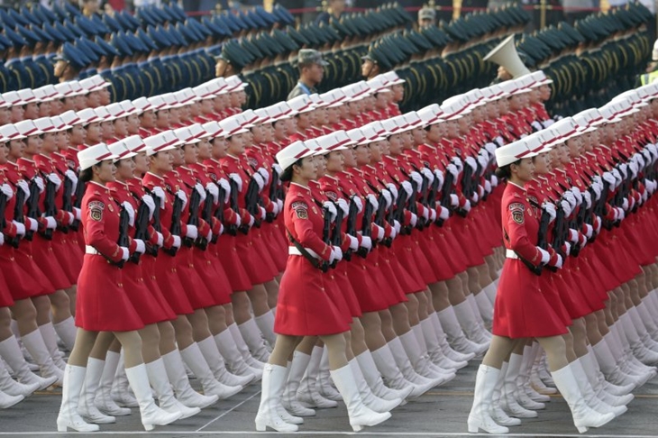 Anggota milisi dan prajurit Tentara Pembebasan Rakyat (PLA) berbaris dalam formasi melewati Lapangan Tiananmen saat latihan sebelum parade militer memperingati 70 tahun berdirinya Republik Rakyat China, pada Hari Nasional, di Beijing, China, Selasa (1/10/2019) (REUTERS/JASON LEE)