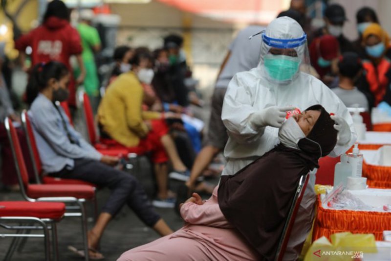 Petugas kesehatan melakukan tes usap PCR COVID-19 kepada penghuni rusun di Rusun Penjaringan Sari, Surabaya, Jawa Timur, Selasa (25/5/2021). (ANTARA FOTO/Didik Suhartono/rwa.)