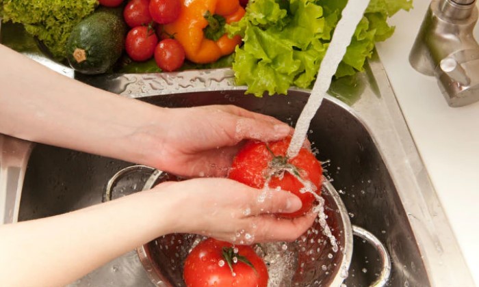 Kesalahan saat Mencuci Bahan Makanan yang Seringkali Kita Lakukan