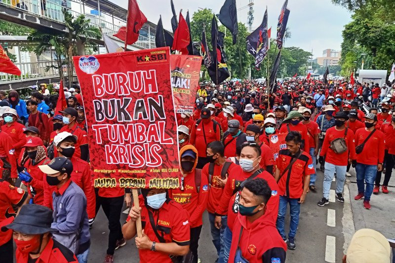 Aliansi Kongres Aliansi Serikat Buruh Indonesia (KASBI) serta sejumlah mahasiswa bergerak menuju kawasan Istana Merdeka dengan berjalan kaki melintasi Jalan Salemba Raya, Selasa (20/10/2020). (ANTARA/Andi Firdaus)