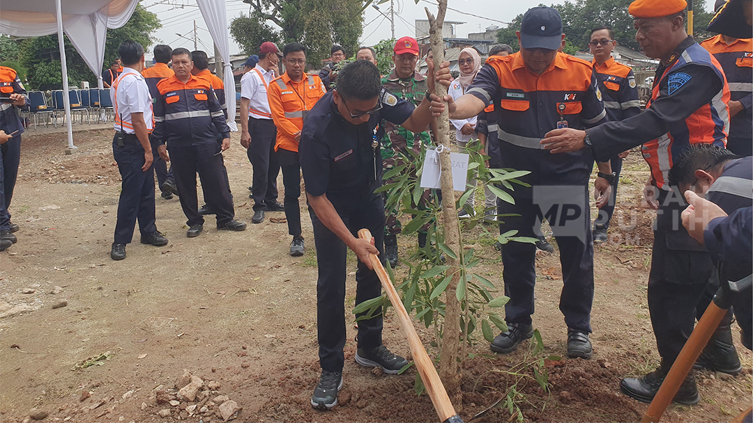 Gerakan 1 Juta Pohon, PT KAI Hijaukan Bantaran Rel Kereta Api