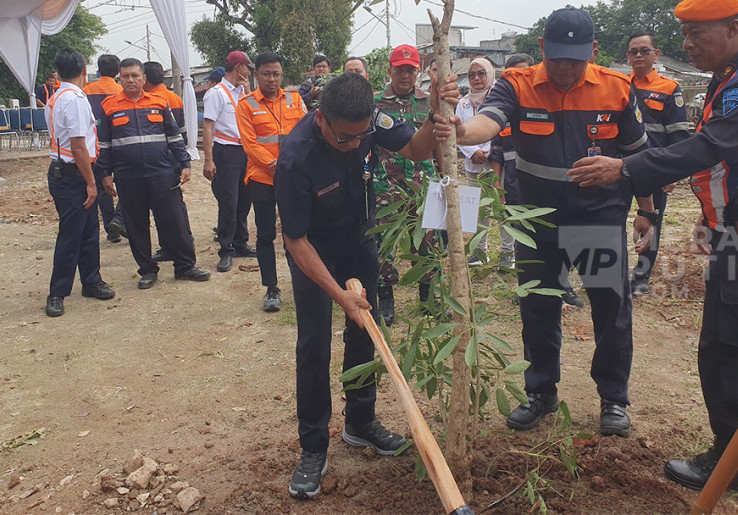 Gerakan 1 Juta Pohon, PT KAI Hijaukan Bantaran Rel Kereta Api