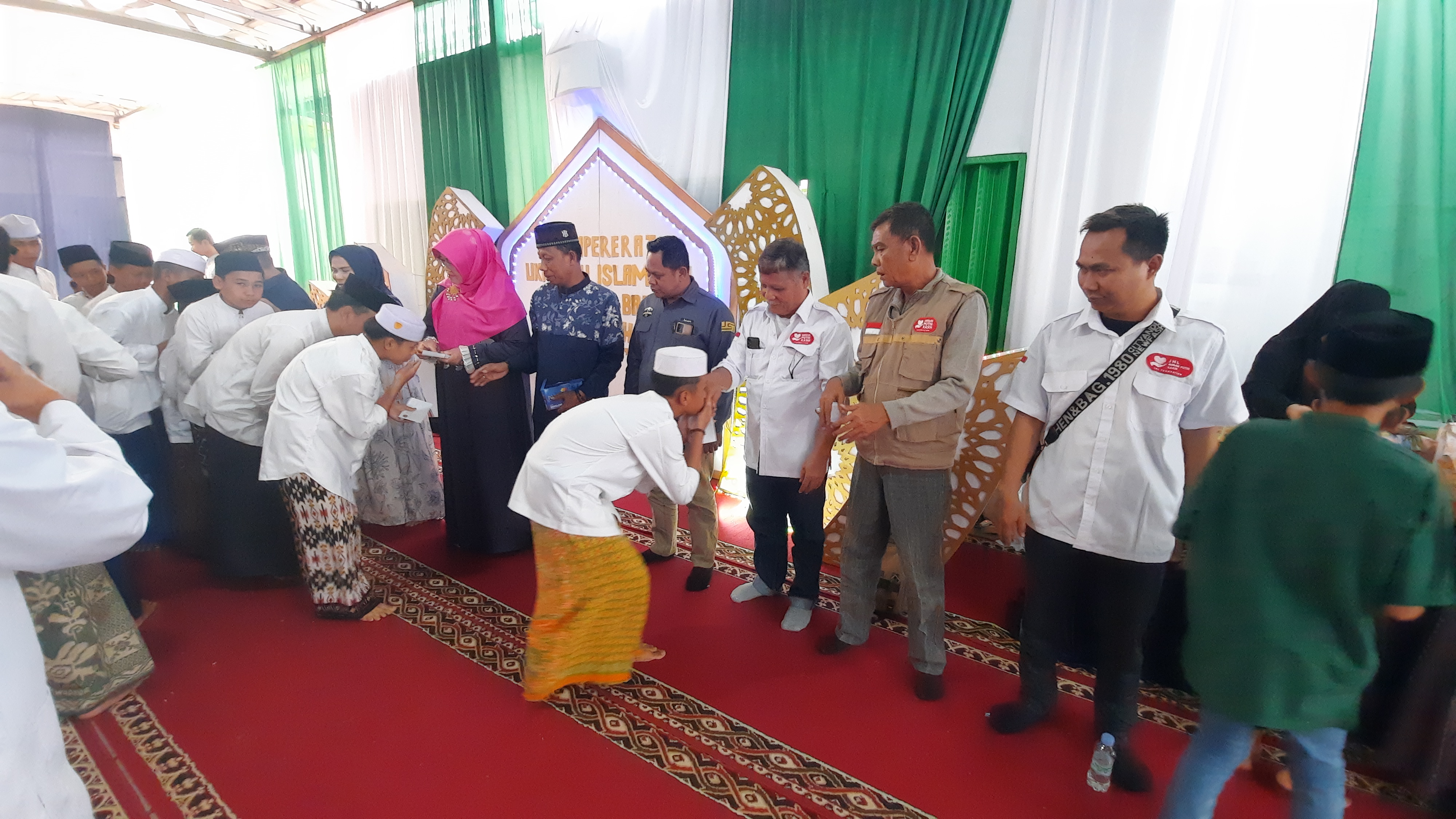 Yayasan JHL Merah Putih Kasih (JHL Foundation) memberikan santunan.
