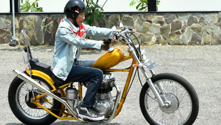 Presiden Jokowi mengendarai motor chopper